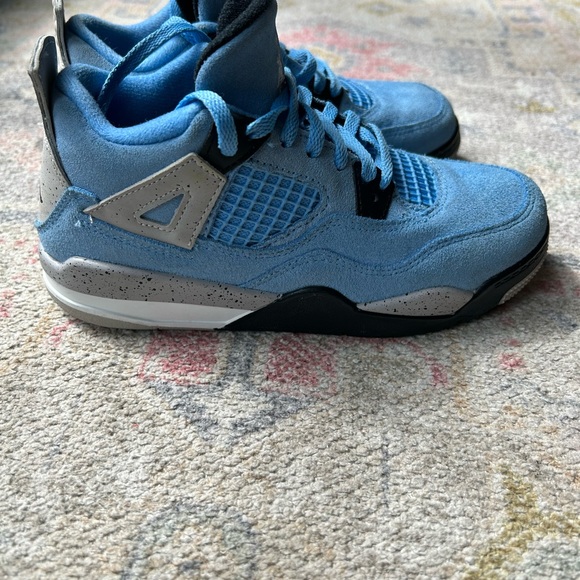 AIR JORDAN 4 RETRO GS
"University Blue" boys size 1. - Picture 3 of 7